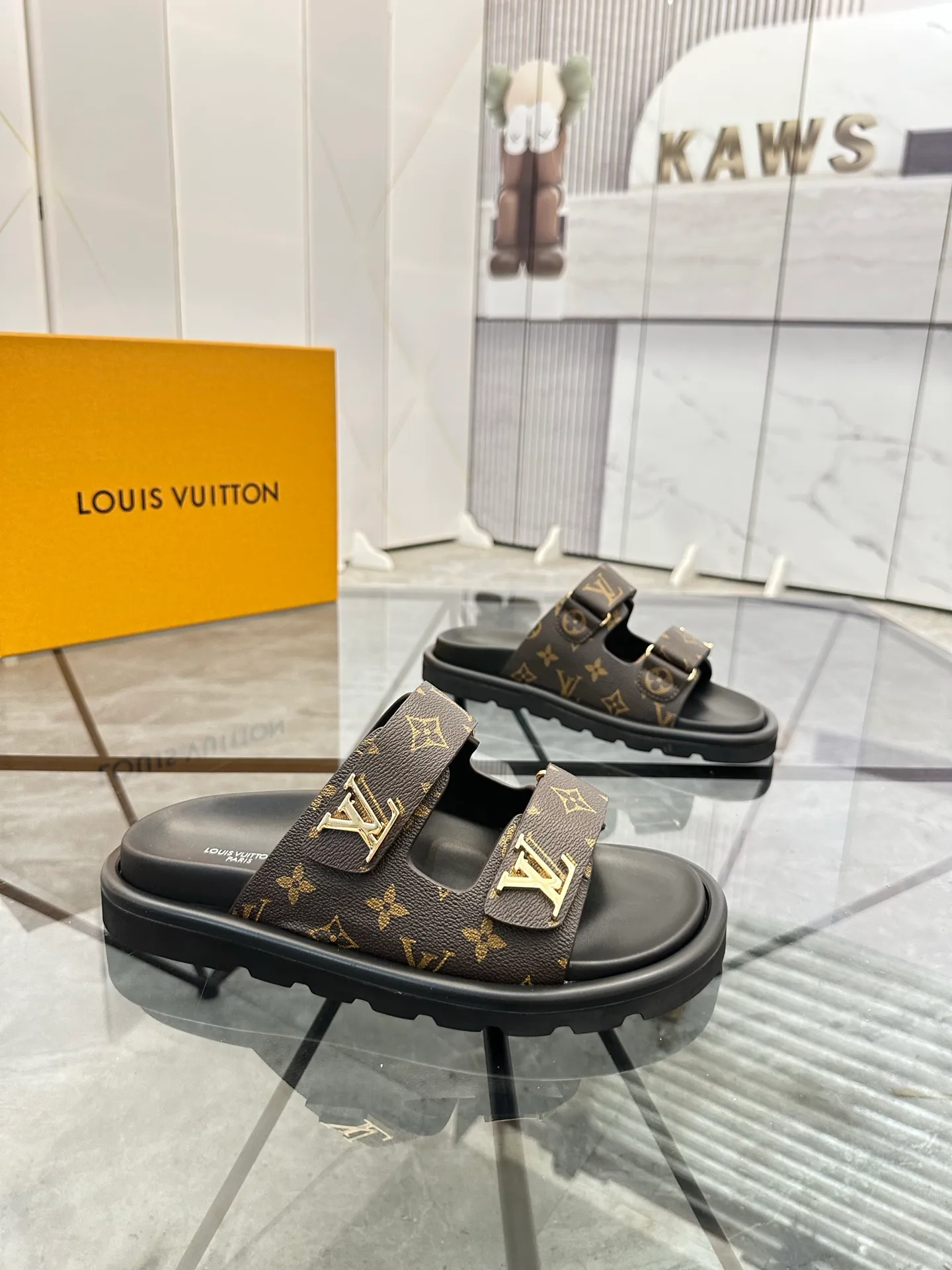 Men's shoes: 💰P400¥ Product trademark: LV * "Louis Vuitton*" slippers and sandals Regular size: 35-45 (can be customized to 46) Couple style Product materials: uppers imported from counters, original materials, breathable lining, original outsole. Number: 698